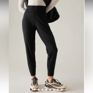 ATHLETA Venice Mid Rise Jogger - Black